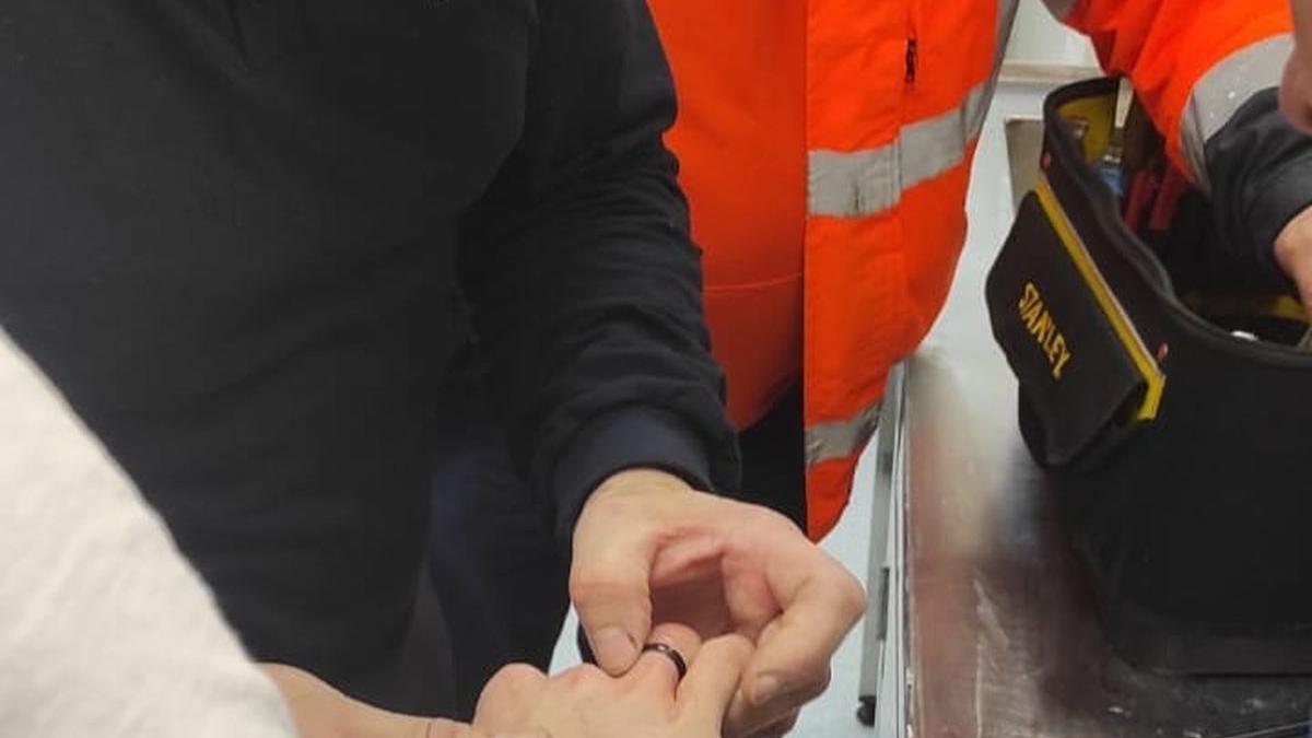Pompierii chemați la spital să taie niște inele de pe degetele unui adolescent