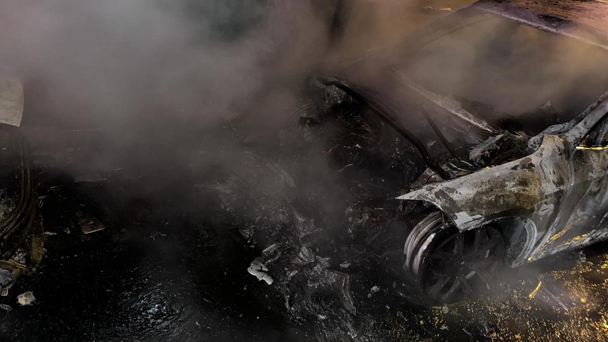 Incendiu într-o parcare, din cauza unui scurtcircuit