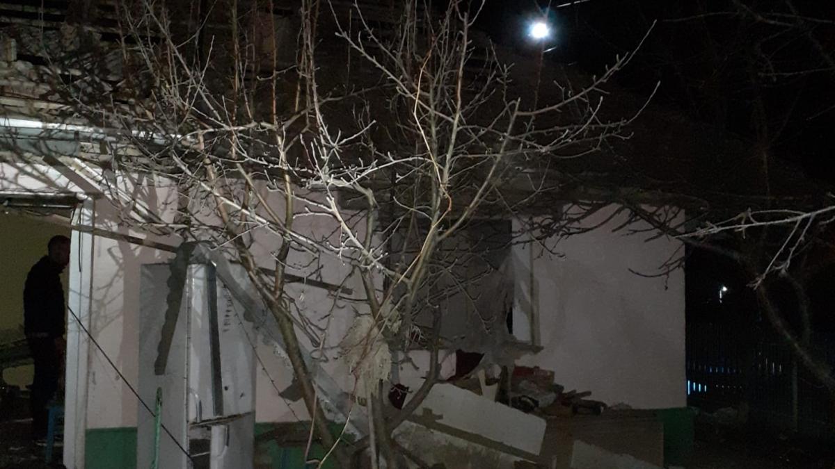 Explozie într-o casă din județul Vaslui. Două persoane au fost prinse sub dărâmături