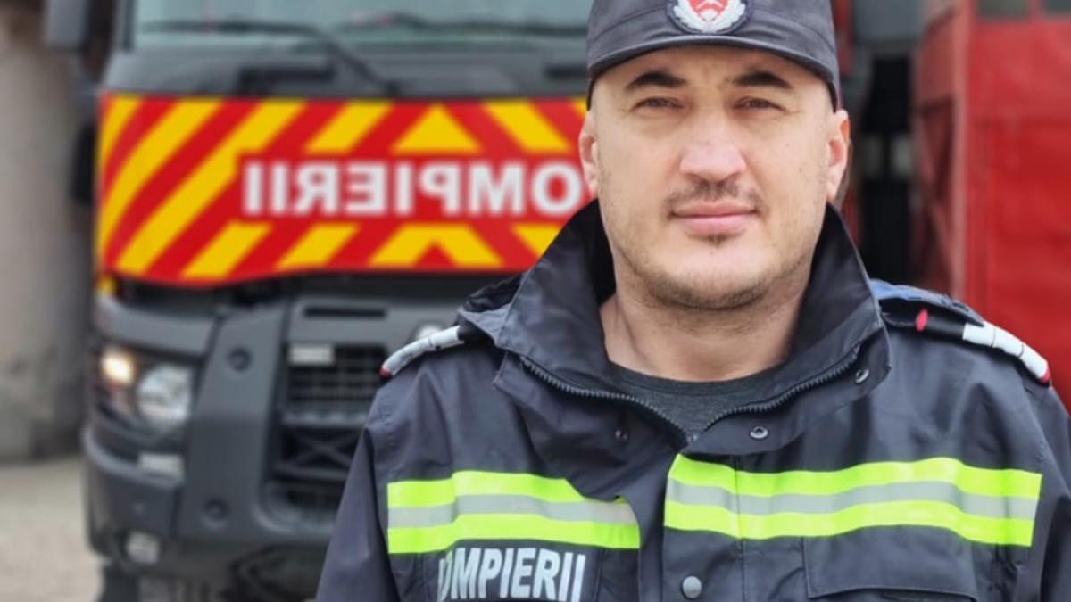 Erou în uniformă. Pompierul Marian Rădoacă a salvat viața unui bărbat aflat în pericol în apele înghețate ale unui lac