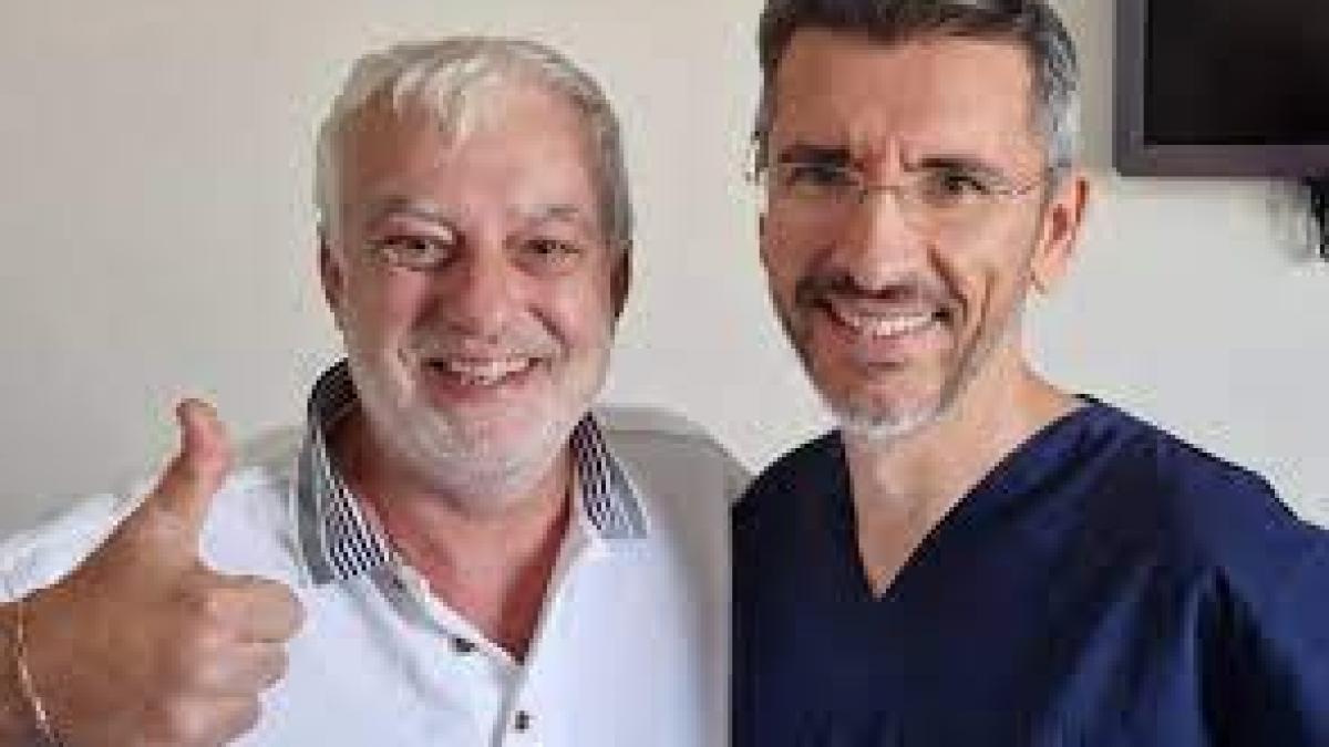 Cătălin Crișan a fost operat de urgență. Artistul este de nerecunoscut
