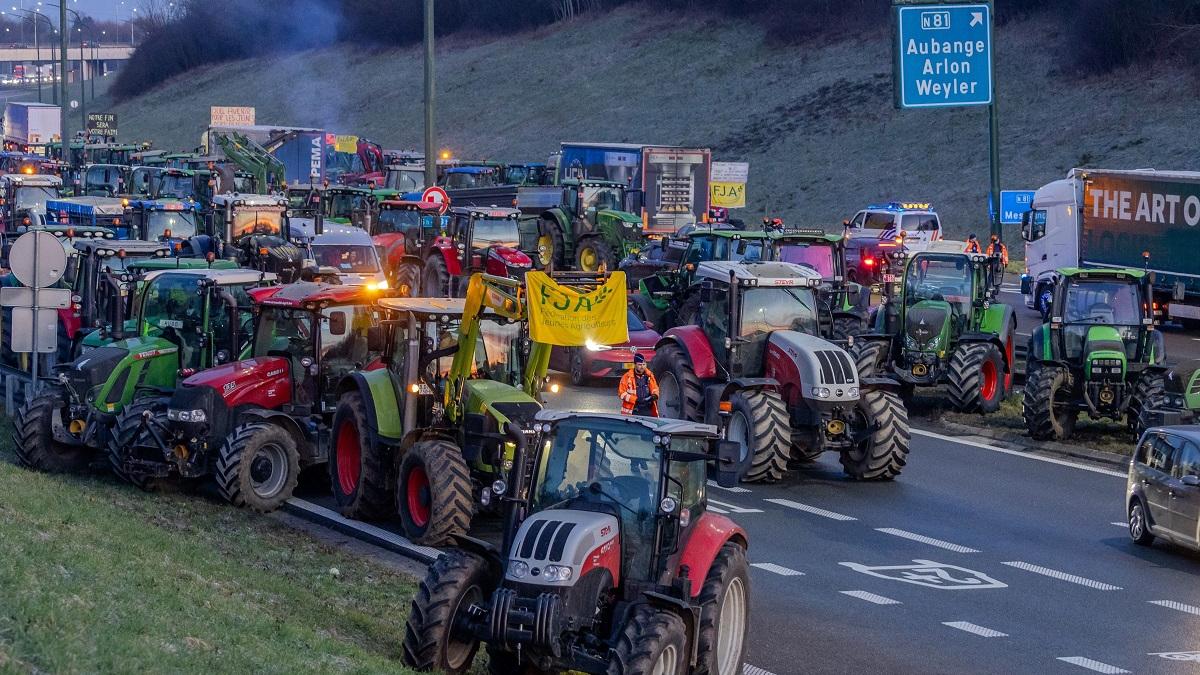 Fermierii protestatari încearcă să blocheze un mare port din Belgia