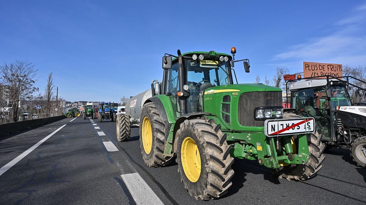Şofer român, atacat de fermierii francezi: "Au pus un tractor în față, unul în spate, şi m-au oprit. Poliţia nu făcea nimic"