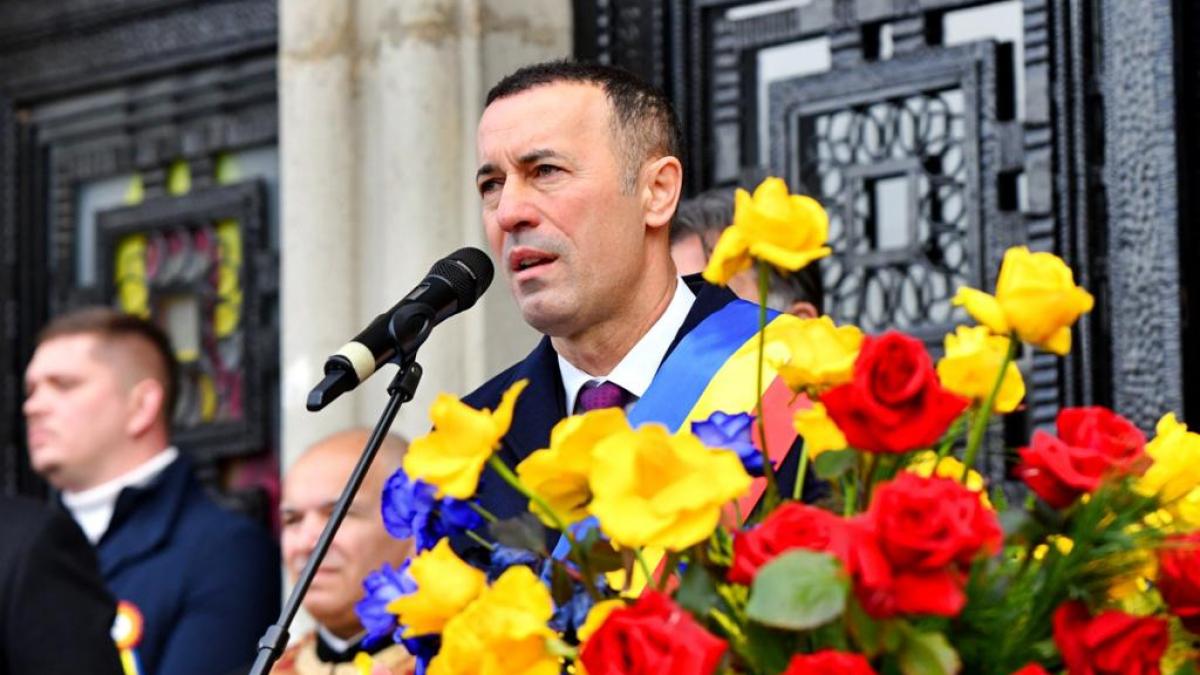 Șeful CJ Prahova, Iulian Dumitrescu, inculpat pentru mită și fals, demisionează din funcțiile deținute în PNL, dar nu și din funcțiile publice