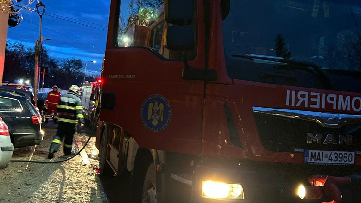 Tragedie la Suceava: Un bloc a luat foc. Doi bătrâni de 80 de ani au murit
