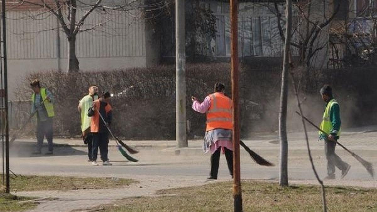 La mătură, pentru ispășirea păcatelor. Muncă în folosul comunității la instituții publice