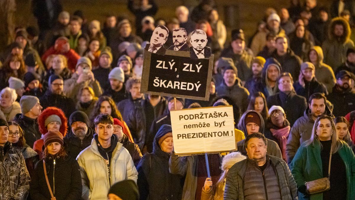 Proteste de amploare în Slovacia față de intenția Guvernului de a reduce pedepsele pentru corupție