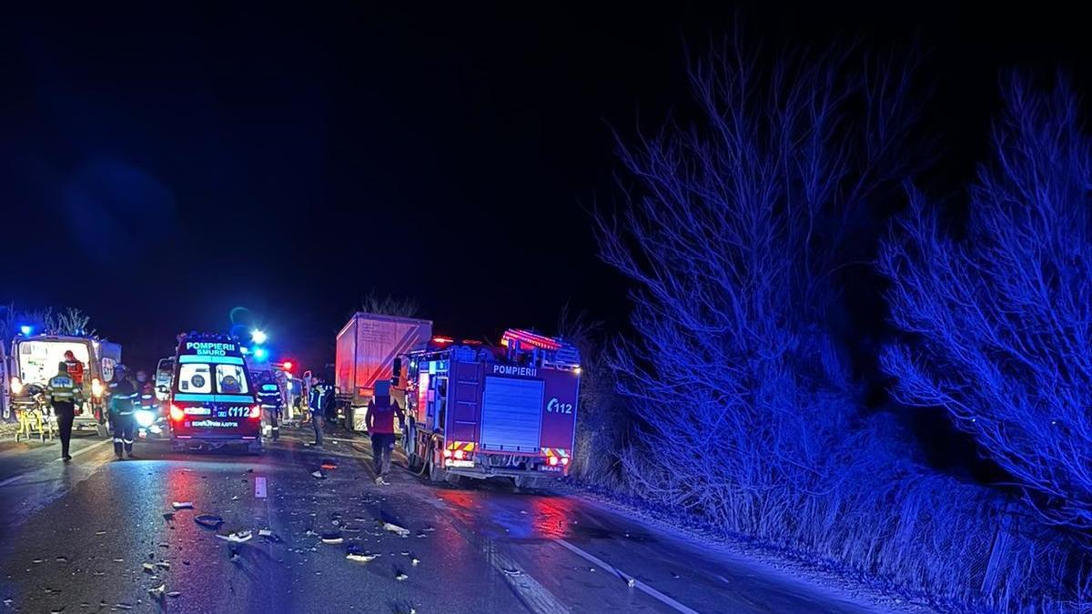  Impact mortal între două mașini și un TIR, în Vrancea