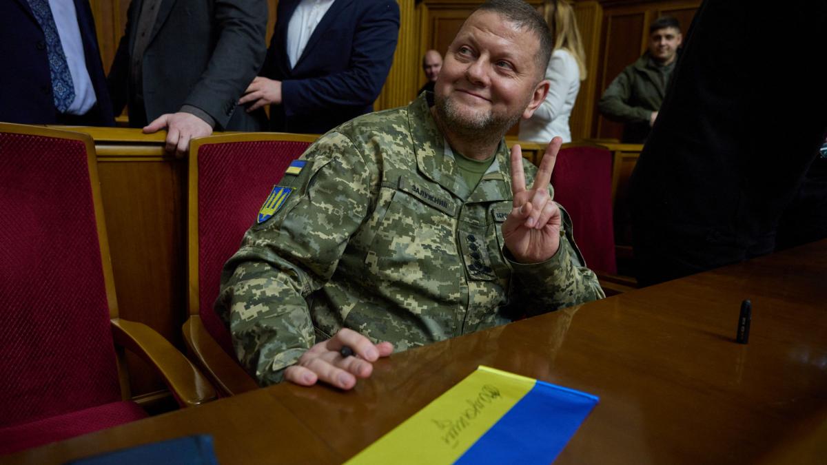 Zelenski a scăpat de generalul Zalujnîi, cel mai popular om din Ucraina. El l-a demis pe comandantul-şef al armatei ucrainene
