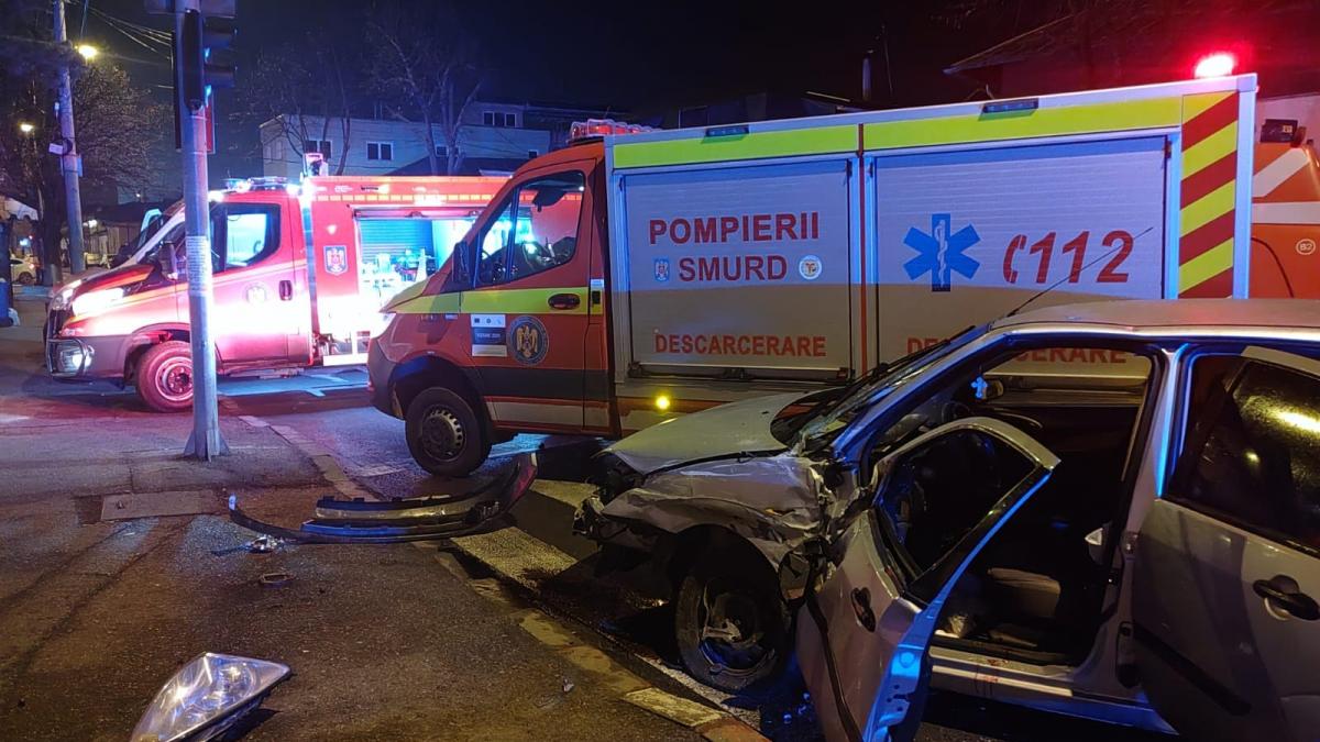 Accident între un autobuz și o mașină pe o stradă din Ploiești. Șoferul autoturismului a ajuns la spital