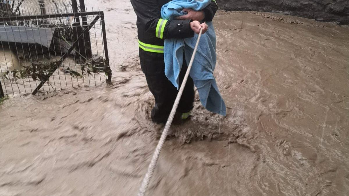 Șapte persoane, evacuate în Hunedoara din cauza inundațiilor