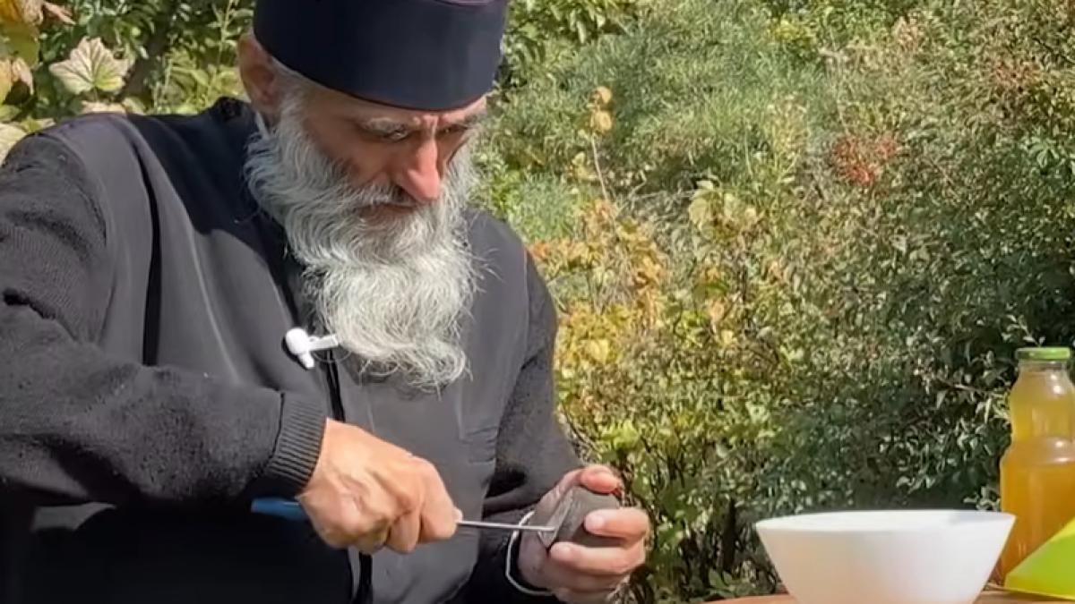 Leacuri mănăstirești: remediu naturist moștenit din bătrâni, pentru răceală, pregătit de călugării români 