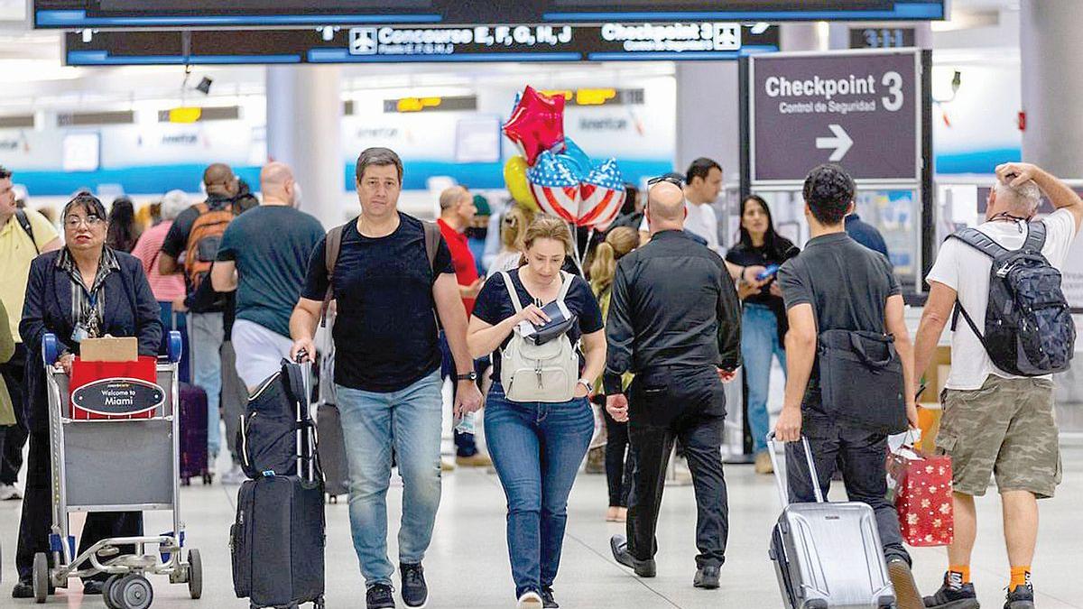 Momente romantice pentru cei care vor pleca de Ziua Îndrăgostiților de pe Aeroportul Otopeni