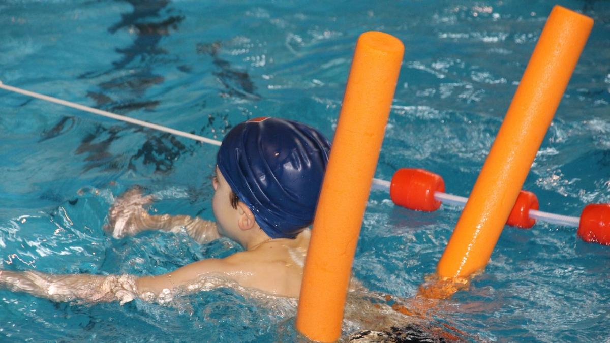 Instructorul de înot care ar fi violat o fată de 7 ani, arestat preventiv pentru 30 de zile