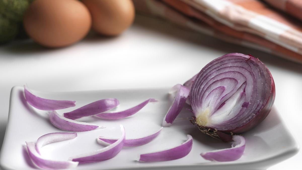Crudă, sotată sau caramelizată, ceapa este nelipsită din bucătărie. Adaugă savoare mâncărurilor și nenumărate beneficii pentru sănătate  