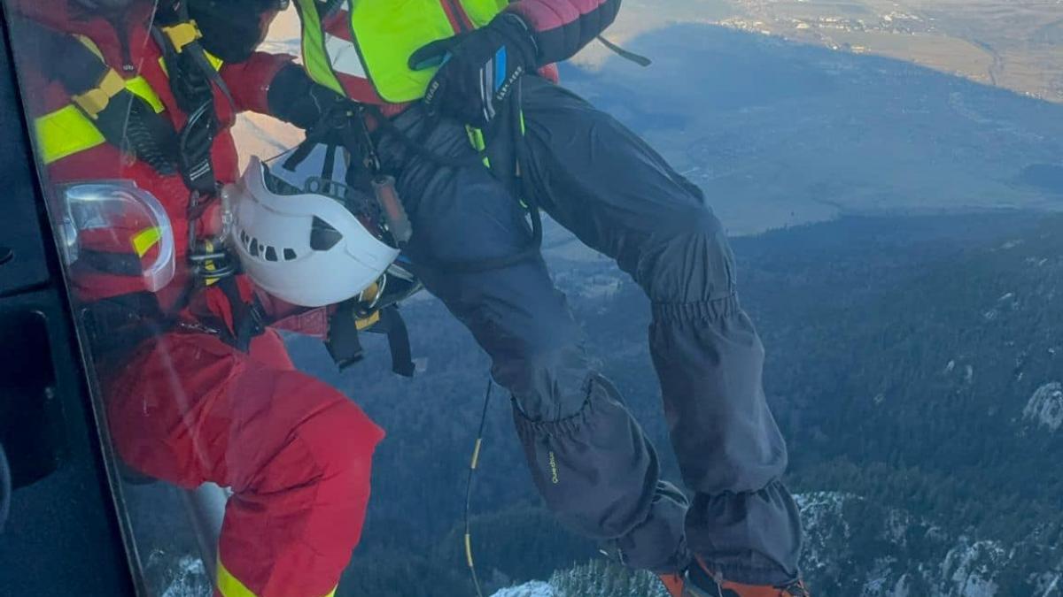 Un tânăr de 30 de ani care era blocat pe munte a fost salvat cu elicopterul