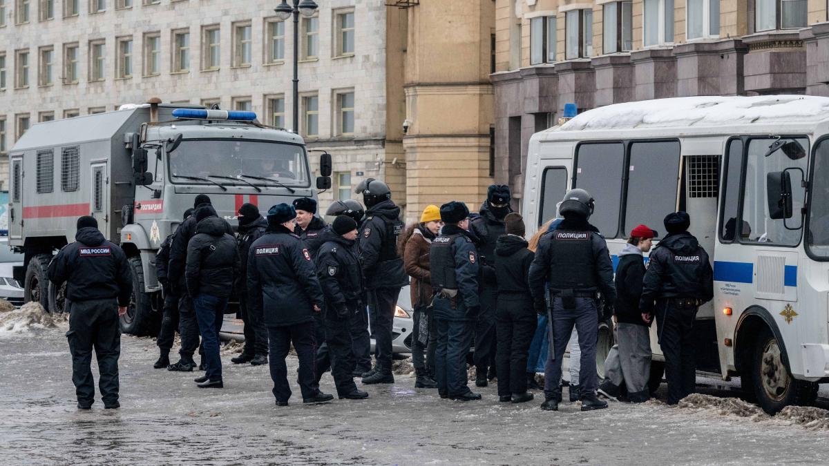 Peste 400 de persoane au fost reținute în Rusia la evenimentele în memoria lui Navalnîi