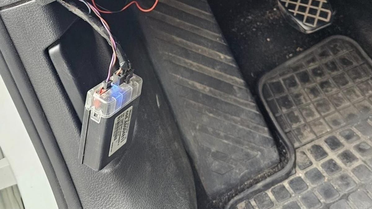 Prefectul de Olt acuză că cineva i-a montat un ”sistem de localizare prin GPS” sub mașină. A făcut sesizare la poliție