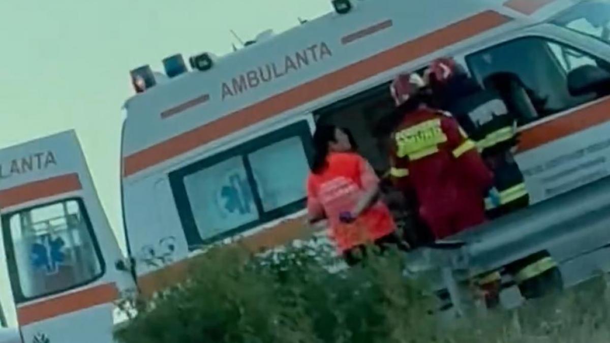 Bărbat prins sub pământ, într-un șanț de canalizare, într-o localitate din Dâmbovița