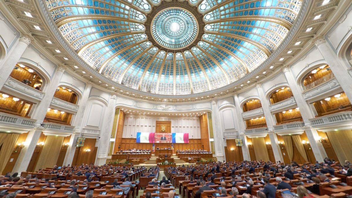 Proiectul care interzice consumul de energizante de către minori, adoptat de Camera Deputaţilor