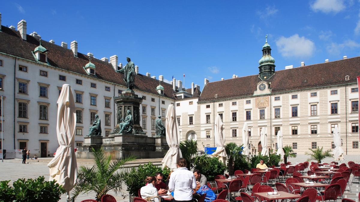 Zeci de mii de români muncesc pe rupte în Austria