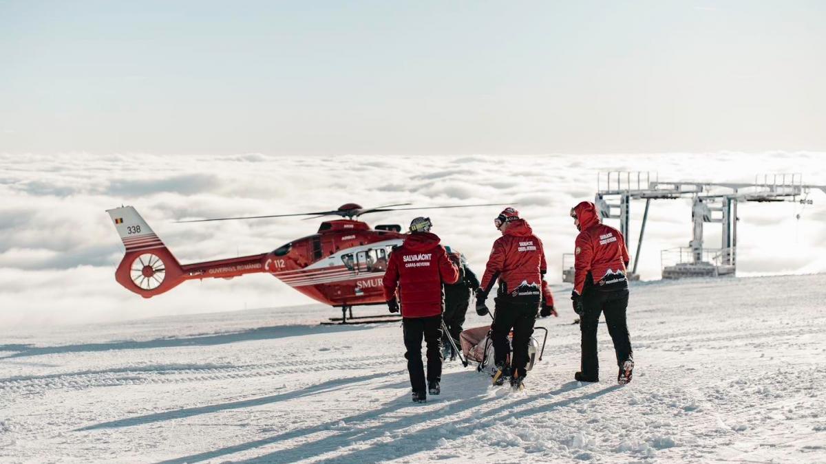 Pacient salvat pe o pârtie din Azuga. A fost resuscitat de salvamontiști și preluat de elicopter