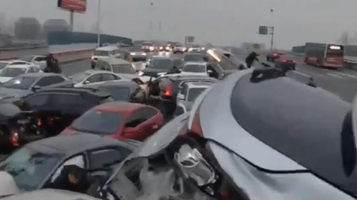 carambol 100 masini autostrada acoperita gheata china
