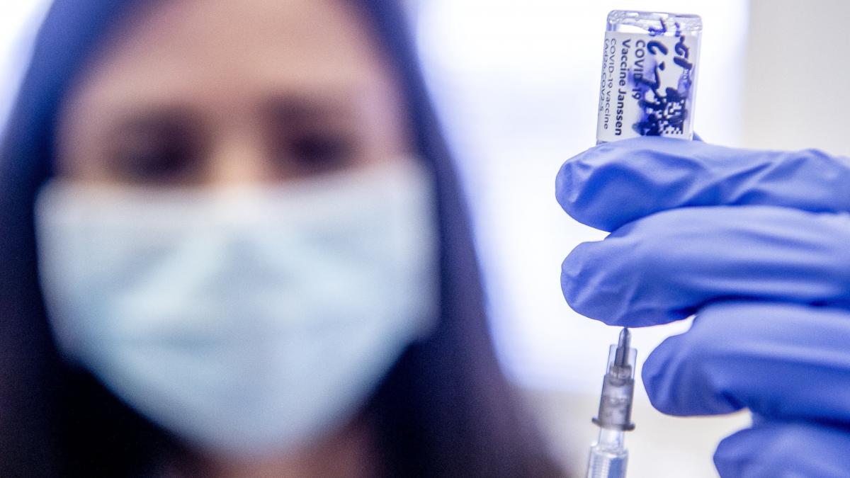 Efecte adverse ale vaccinării anti COVID-19. Riscuri de afecțiuni grave