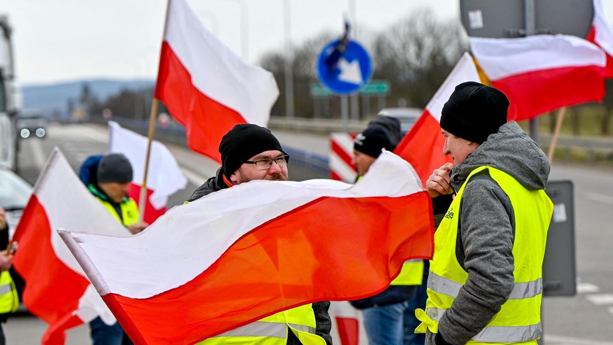 Fermierii polonezi suspendă temporar protestul de la frontiera cu Ucraina