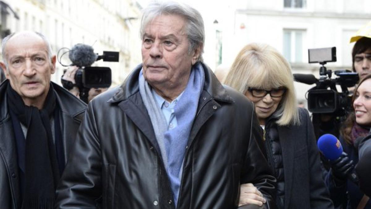 Poliția a găsit un arsenal de arme de foc în casa lui Alain Delon