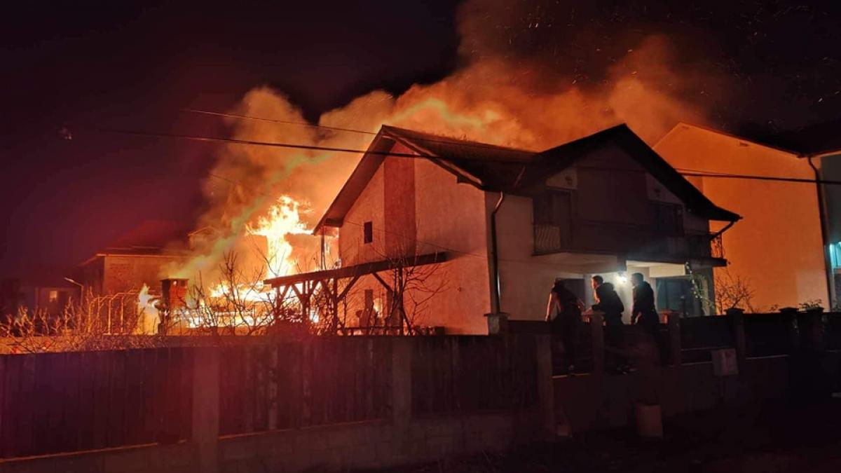 Incendiu în Bragadiru: două case au fost avariate
