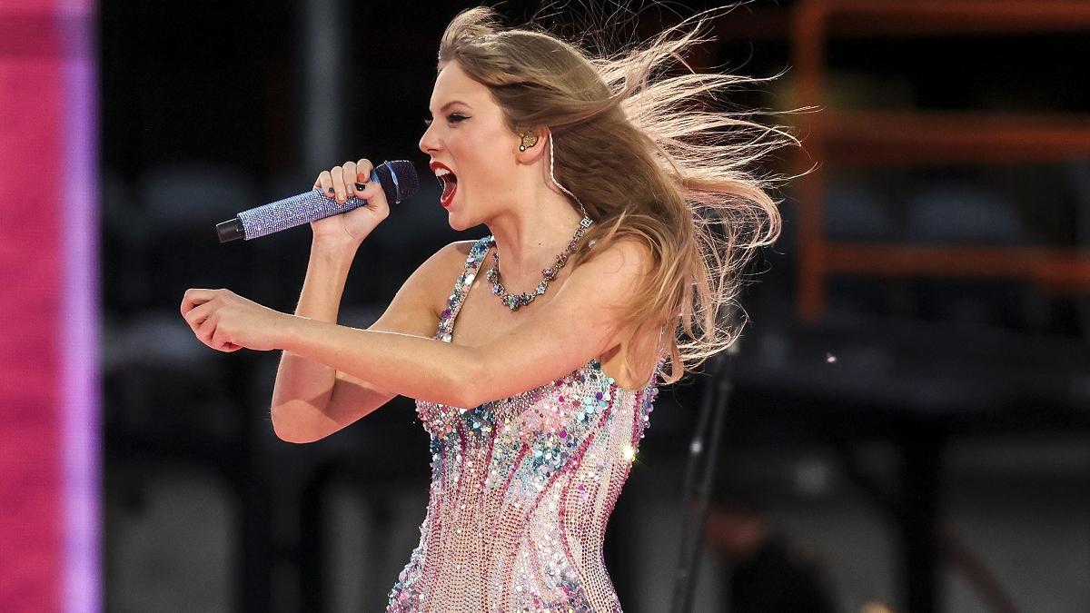 Tatăl lui Taylor Swift, acuzat că a agresat un fotograf