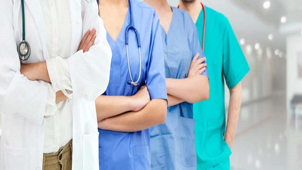 O asistentă medicală a furat de la colegi și pacienți bani, carduri și tichete de vacanță