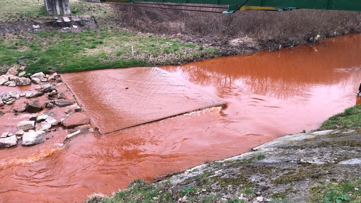Alertă pe Valea Borod din județul Bihor! Apele au devenit roșii, după un cutremur în zonă