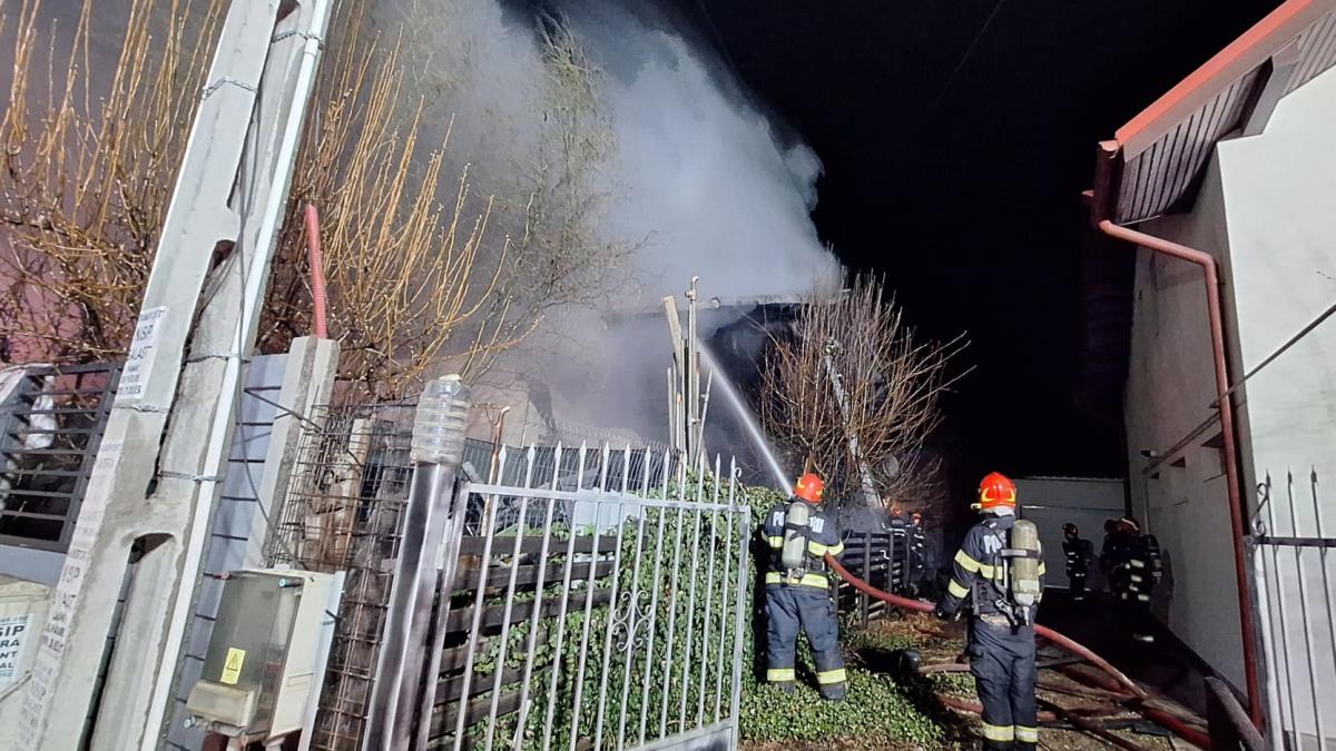 incendiu urias casa berceni 8 persoane evacuate