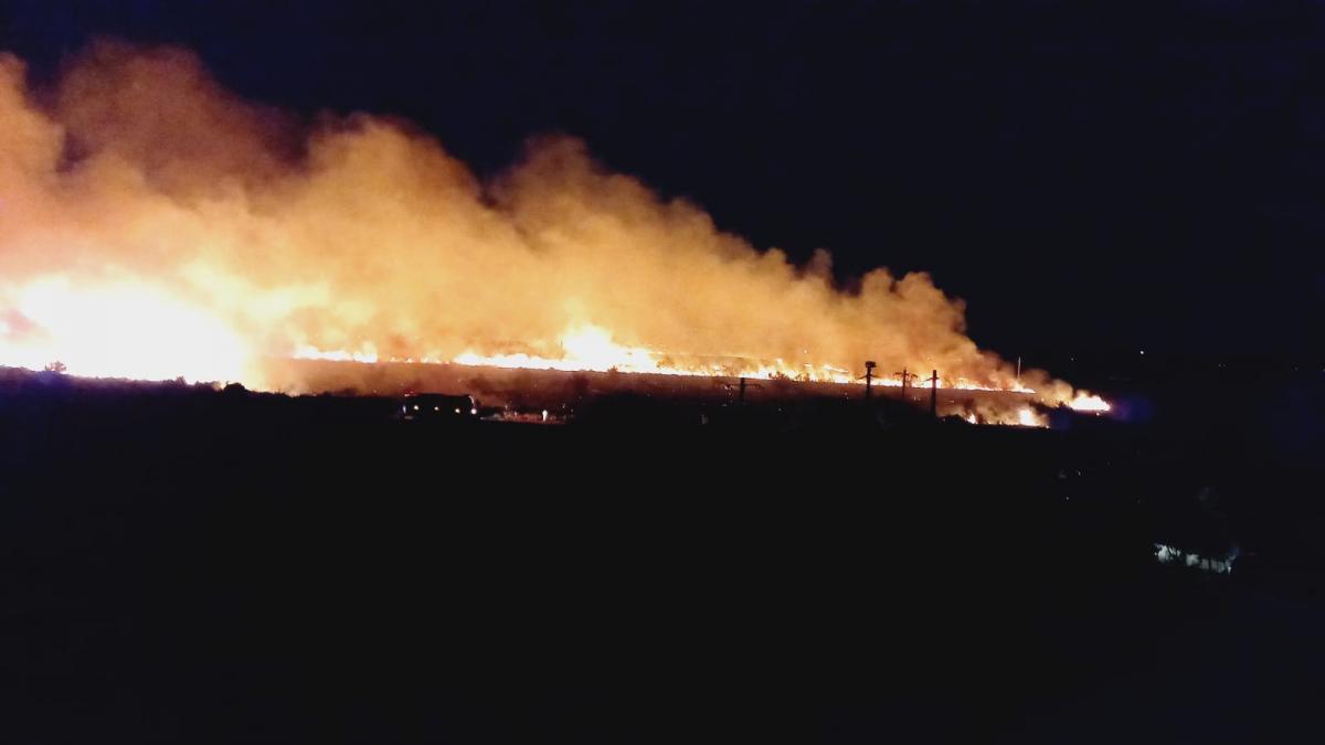 Bărbat găsit mort de pompieri în urma unui incendiu de vegetație uscată