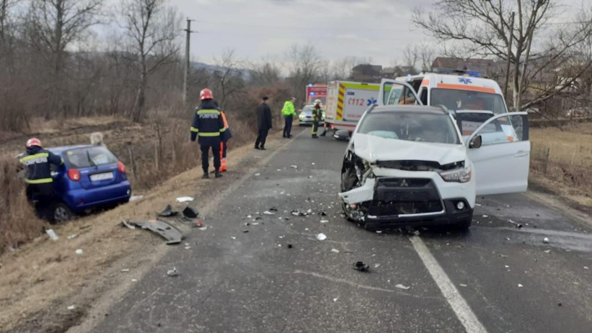 Accident cu două mașini în Târgu Mureș. Șase persoane implicate, între care trei minori