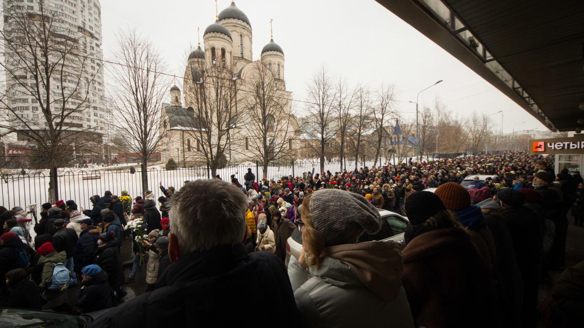 Imagini sfâșietoare de la înmormântarea lui Aleksei Navalnîi. Cum l-au condus rușii pe ultimul drum: "Nu ți-a fost frică! Nu ne este frică!"