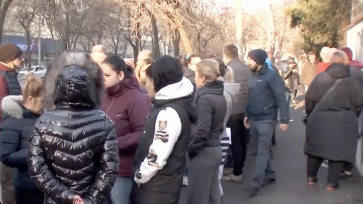 Protest al părinților în fața unei școli din capitală, după ce un elev a fost agresat de două ori toaleta unității școlare. Inspectorii realizează un control de ultima oră