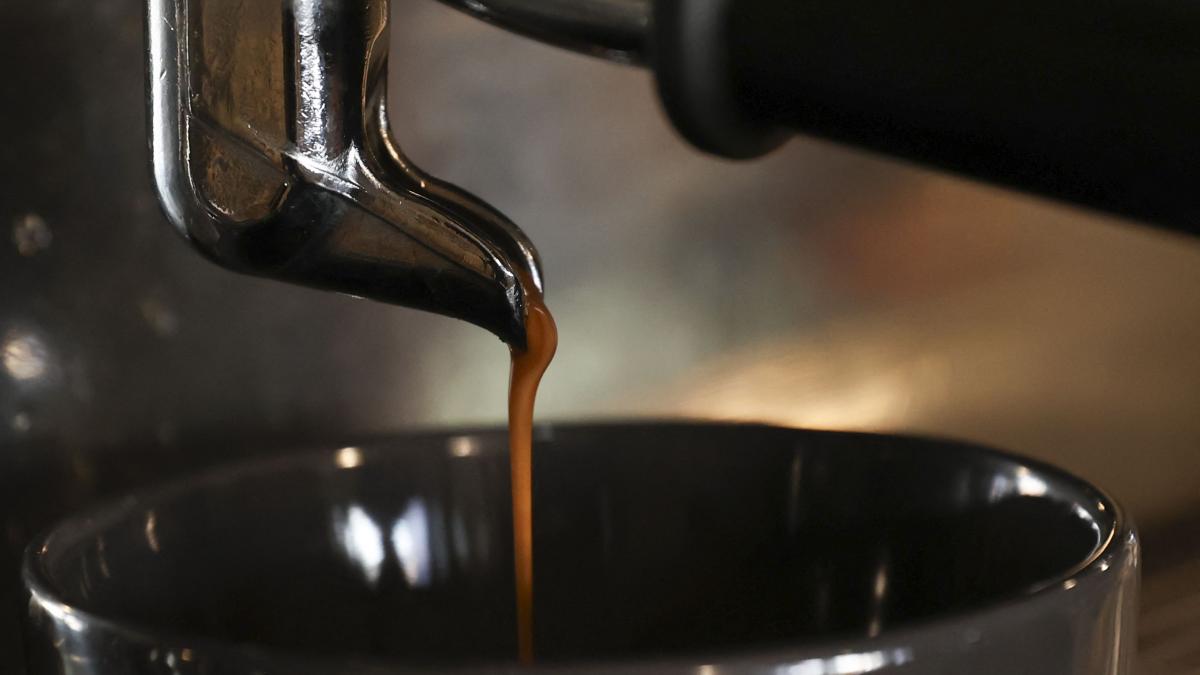 Ce se întâmplă dacă nu cureți cafetiera. Riscuri pentru sănătate