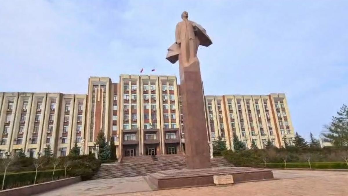 Imagini filmate în Tiraspol: Lenin, steaguri rusești, Rassia Armya și secera cu ciocanul. Pașaportul românesc, mai ales în aceste zile, nu e bun
