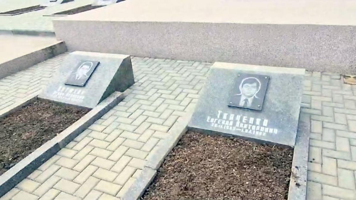 Imagini în premieră din Transnistria. Cimitirul cu eroi antimoldoveni din centrul Tiraspolului: niște tipi îmbrăcați în uniformă sovietică, puși în morminte supravegheate video