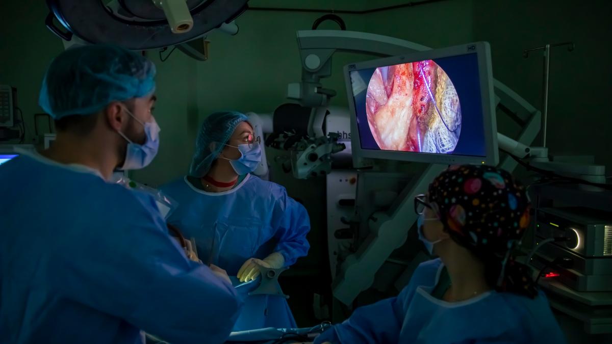 Premieră medicală în România. Operație pe creier prin pleoapă la Spitalul Militar „dr. Carol Davila”