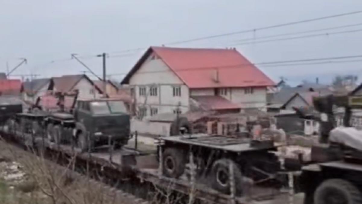 Un tren încărcat cu 32 lansatoare de rachete româneşti a fost filmat în drum spre Ucraina