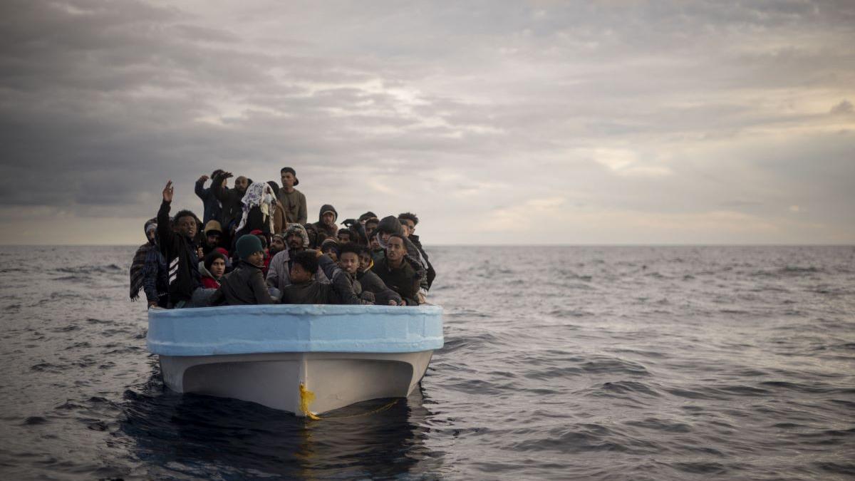 Cel puțin 60 de migranți au murit după ce o barcă pneumatică s-a stricat în Marea Mediterană