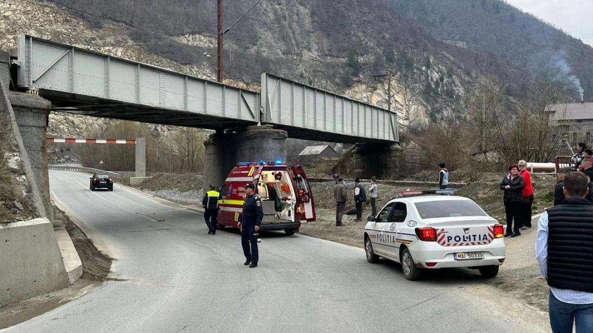 Un bărbat a murit după ce a intrat cu mopedul într-un stâlp de susținere a podului de cale ferată