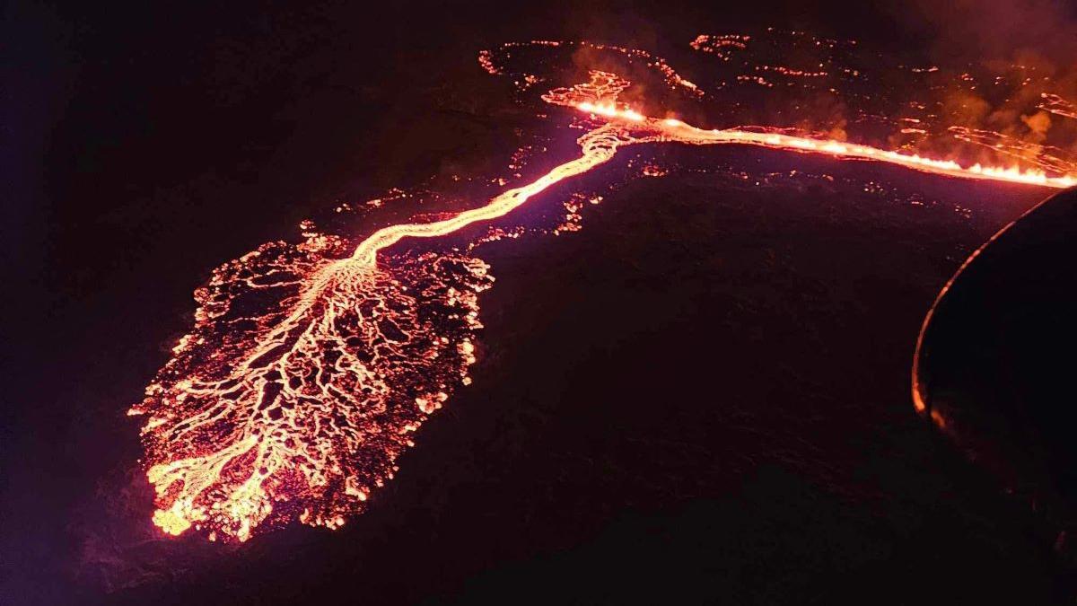 Stare de alertă în Islanda: Vulcanul a erupt din nou. Explozii de rocă topită și râuri de lavă au acoperit o parte a peninsulei