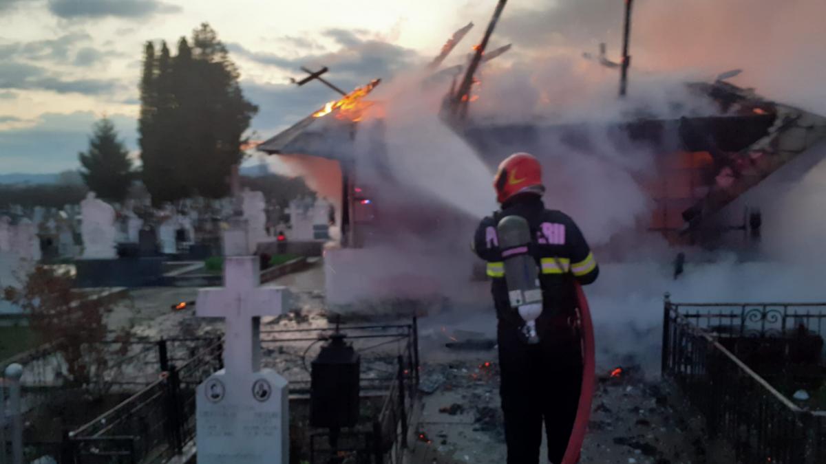 Arde generalizat o biserică de lemn, monument istoric ridicat în 1746 din Râmnicu Vâlcea. UPDATE: Incendiul a fost stins 