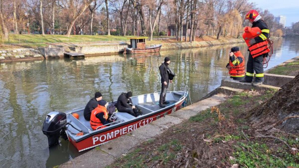 Alertă la Timișoara: Pompieri cu bărci și scafandri caută joi seara o persoană căzută în Bega