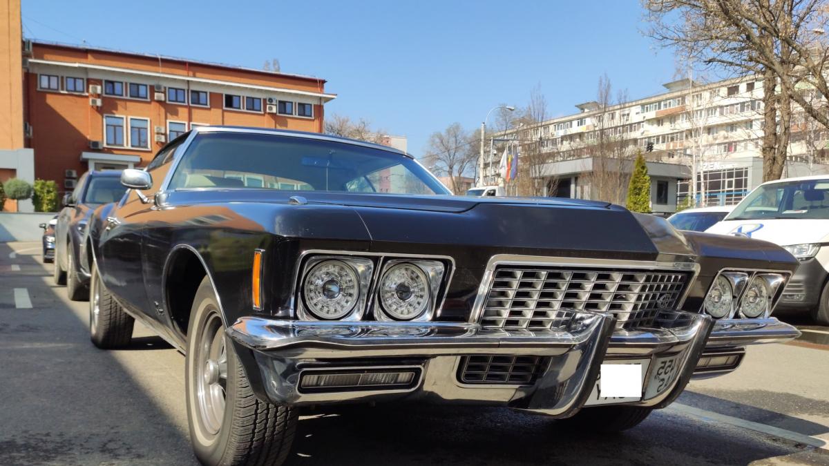 Bijuterie pe roți pe șoselele din România. Un Buick Riviera din 1972 a făcut senzație la Registrul Auto Român